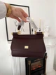 Жіноча сумка Dolce & Gabbana Miss Sicily Bag 20*14*9 см глибокого бордового кольору (марсала/бордо) з тисненої шкіри Dauphine зі золотистою фурнітурою та двоколірною фірмовою пластиною Dolce & Gabbana. - изображение 3
