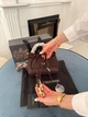Жіноча сумка Dolce & Gabbana Miss Sicily Bag 20*14*9 см глибокого бордового кольору (марсала/бордо) з тисненої шкіри Dauphine зі золотистою фурнітурою та двоколірною фірмовою пластиною Dolce & Gabbana. - изображение 4
