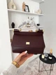 Жіноча сумка Dolce & Gabbana Miss Sicily Bag 20*14*9 см глибокого бордового кольору (марсала/бордо) з тисненої шкіри Dauphine зі золотистою фурнітурою та двоколірною фірмовою пластиною Dolce & Gabbana. - изображение 8