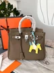 Жіноча сумка Hermès Birkin 30 30*26*14 cм сіро-оливкова (Etoupe/Olive) зі сріблястою фурнітурою, підвіскою-конячкою та шовковою хусткою. - зображення 5