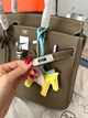 Жіноча сумка Hermès Birkin 30 30*26*14 cм сіро-оливкова (Etoupe/Olive) зі сріблястою фурнітурою, підвіскою-конячкою та шовковою хусткою. - зображення 6
