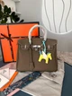 Жіноча сумка Hermès Birkin 30 30*26*14 cм сіро-оливкова (Etoupe/Olive) зі сріблястою фурнітурою, підвіскою-конячкою та шовковою хусткою. - зображення 11