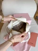 Жіноча сумка Miu Miu Arcadie Leather Bag 22*11*8 см молочного/кремового кольору з гладкої натуральної шкіри зі золотистою фурнітурою та тисненим логотипом. - изображение 3