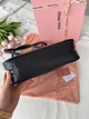 Жіноча сумка Miu Miu Beau Leather Bag 30*18*9 см чорна (Black) з м'якої шкіри, з тисненим логотипом, довгими ручками та декоративним шнурком. - изображение 3