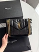 Жіноча сумка Saint Laurent Loulou Puffer 28*18*9 см чорна дута із золотою фурнітурою. - зображення 11