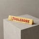 Шоколад молочний Toblerone 100 г швейцарський з медом мигдальною нугою горіхами фігурний плитка солодощі десерт - зображення 7