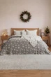 Муслиновое новогоднее покрывало Saheser Merry 240 х 260 см Light Grey бежевый - изображение 2