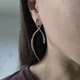 Серебряные серьги LoveR с изогнутой асимметричной формой - изображение 5