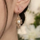 Жіночі сережки квітка з перлиною (золото 585п) французька петля Pearl Ornament GONCHAR & CO. ювелірний сплав - зображення 2