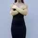 Довгі атласні рукавички honey fashion accessories s/m/l золотистий (30к048) - зображення 3