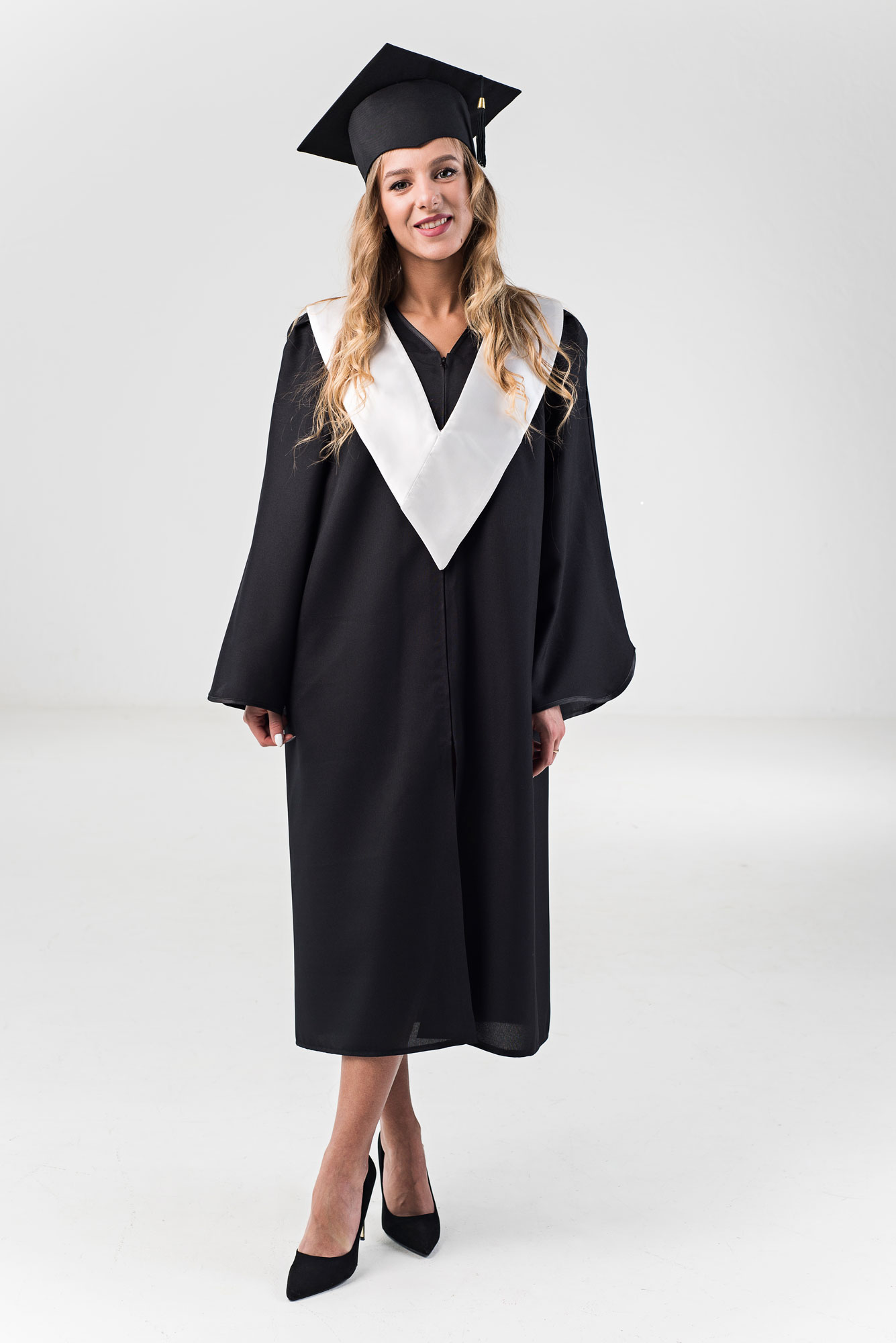 

Мантия выпускника с белым воротничком и шапочкой Vypusknyk черная  (0001Б, Мантия выпускника с белым воротничком и шапочкой Vypusknyk черная M (0001Б/M)