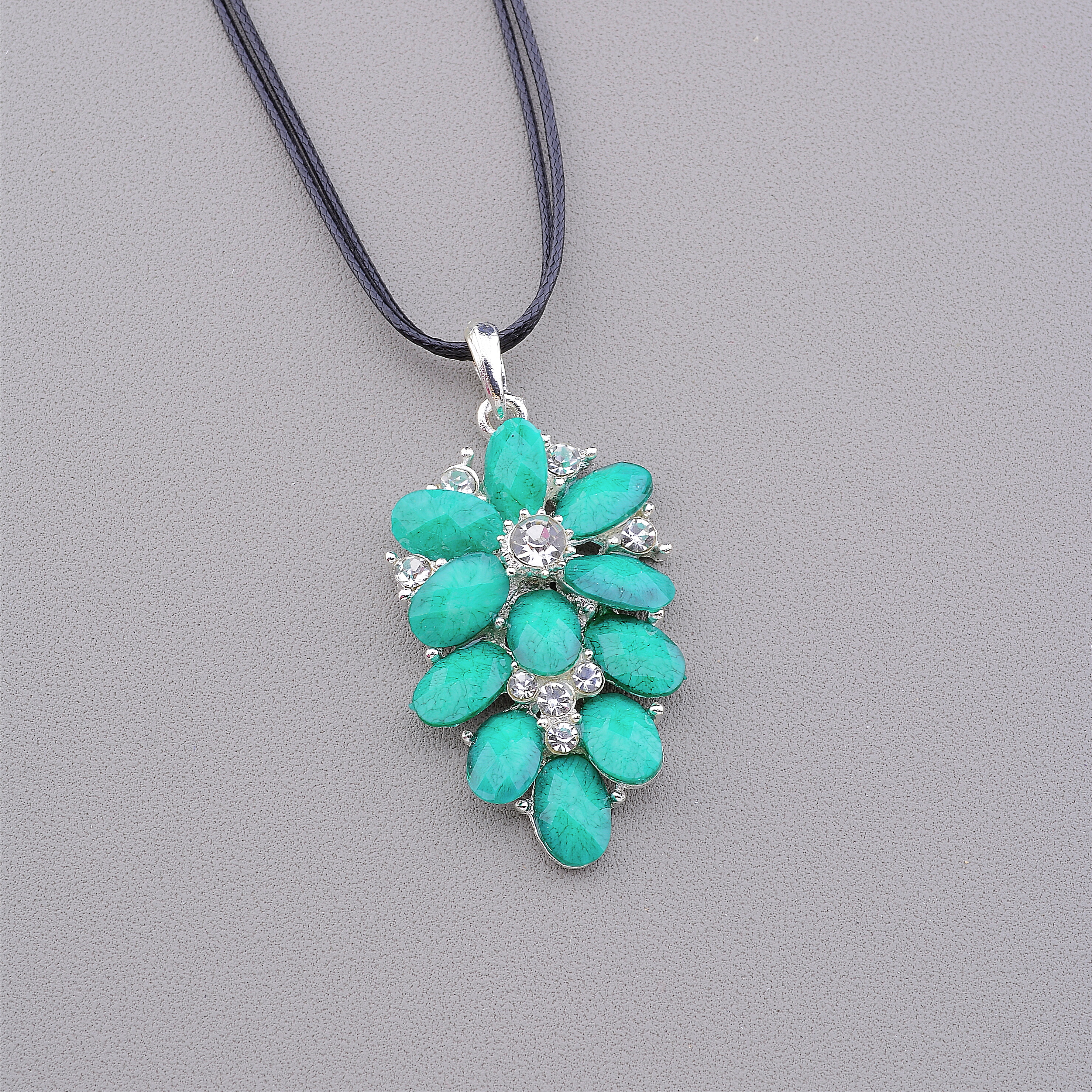 

Подвеска Стразы 45 см. 092935