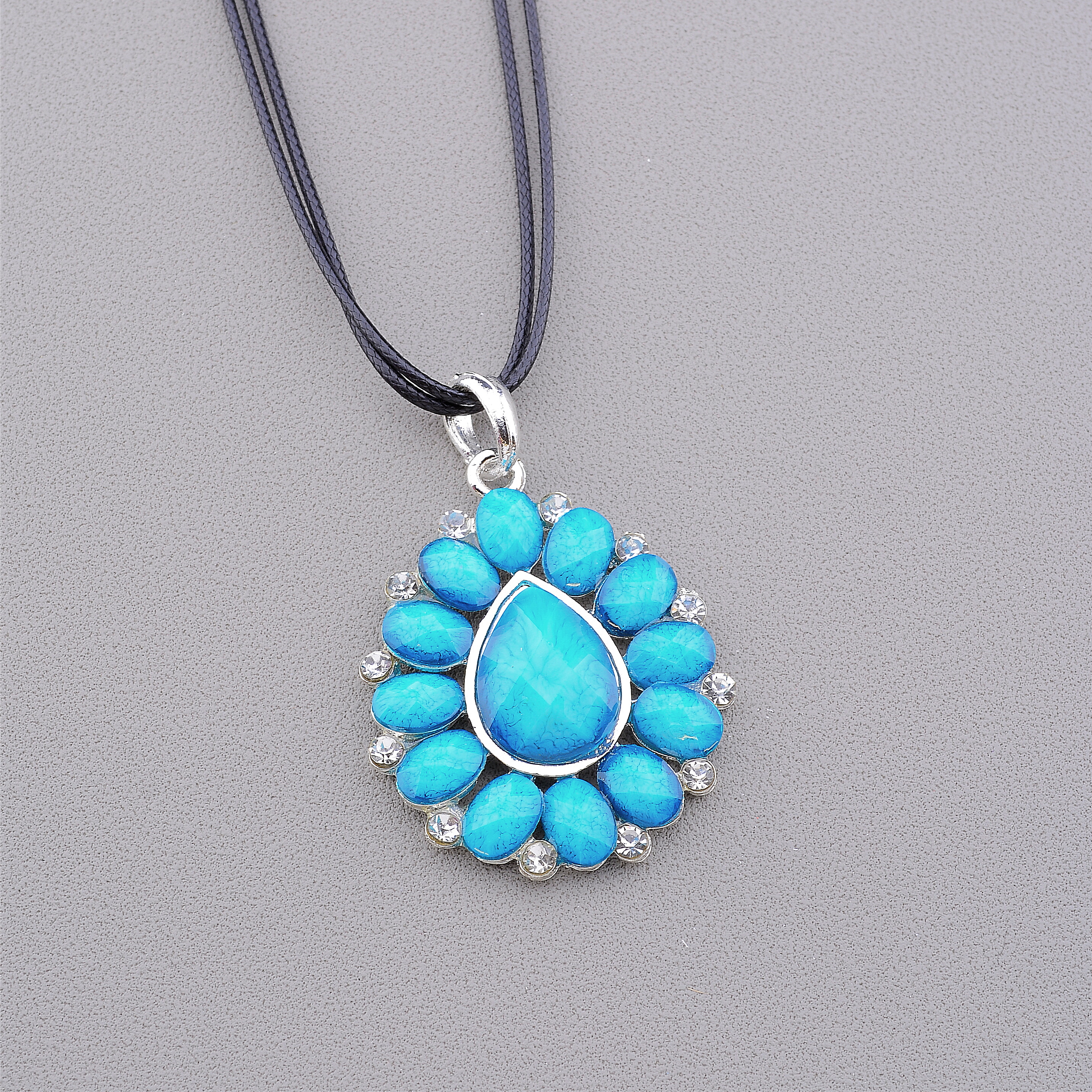 

Подвеска Стразы 46 см. 006272