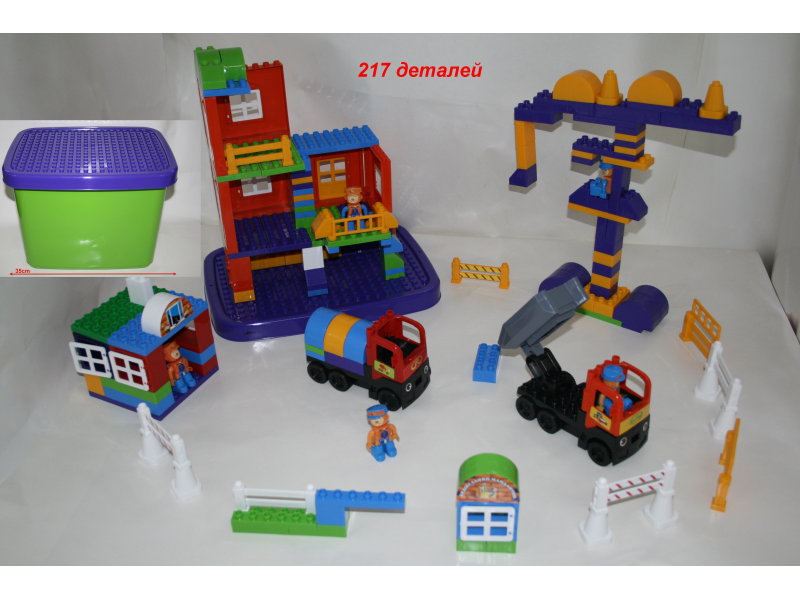 

Конструктор Doloni-toys Строитель 223 детали (013888/10)