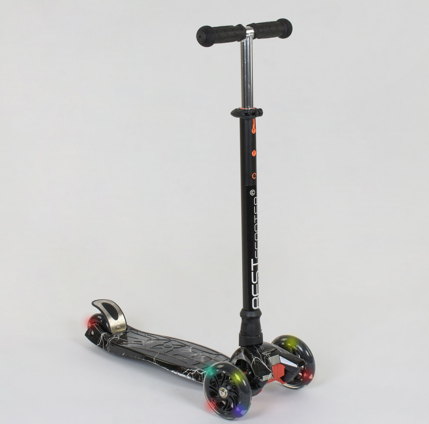 

Самокат А 25463 / 779-1318 MAXI "Best Scooter" (1) пластмасовий, 4 колеса PU, СВІТЛО, трубка керма алюмінієва, d = 12см, в коробці