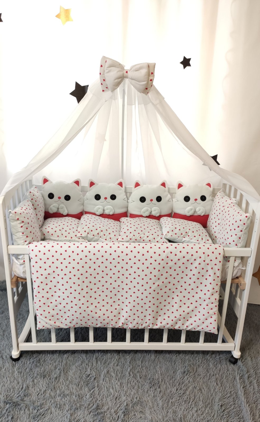 

Набор постельного белья детскую кроватку/ манеж "Котики" темно-красный - Бортики в кроватку: конверт-плед - 8 предметов