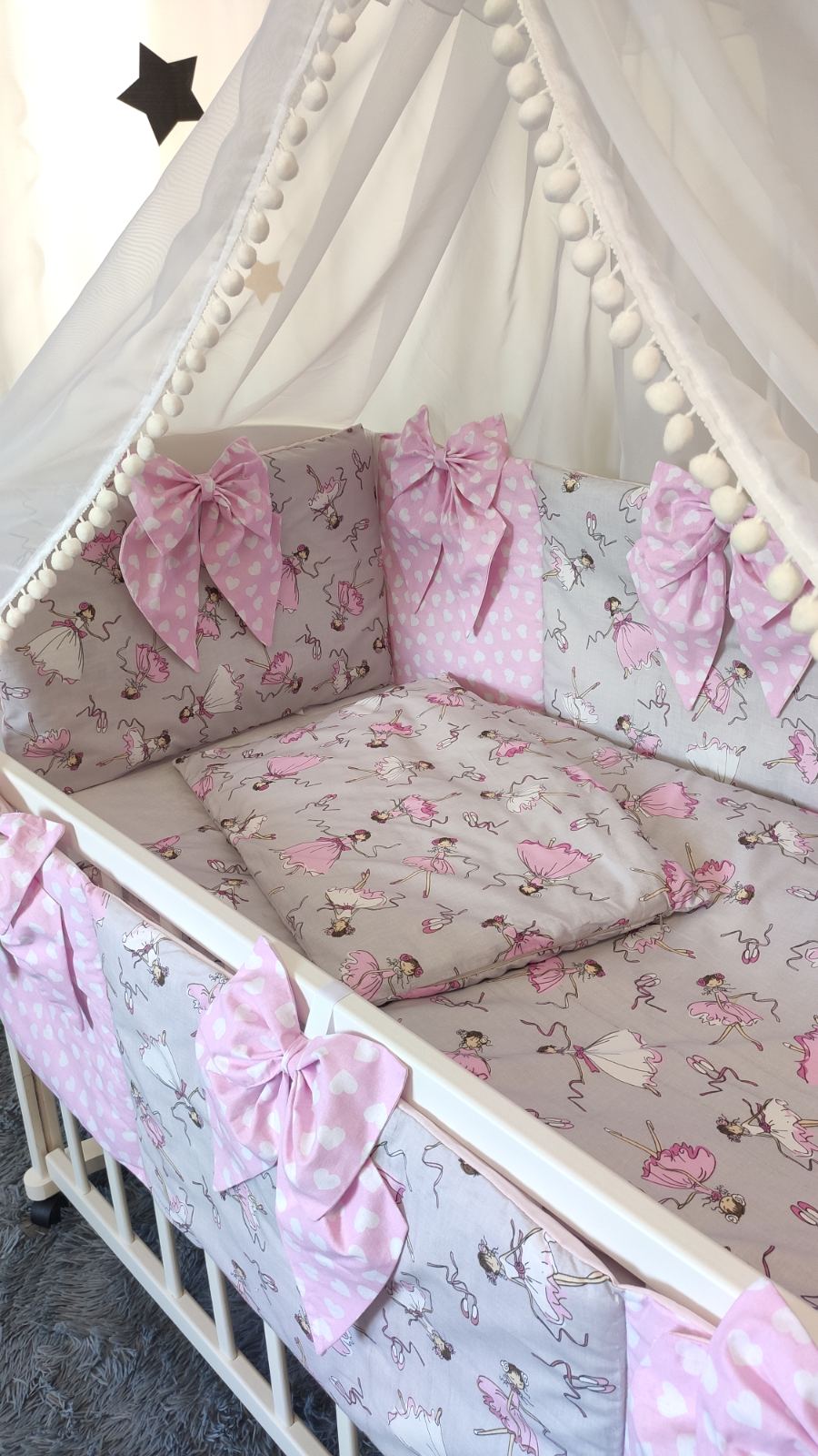 

Набор постельного белья детскую кроватку/ манеж "Стежка" - Бортики в кроватку / защита в детскую кроватку розовый с серым