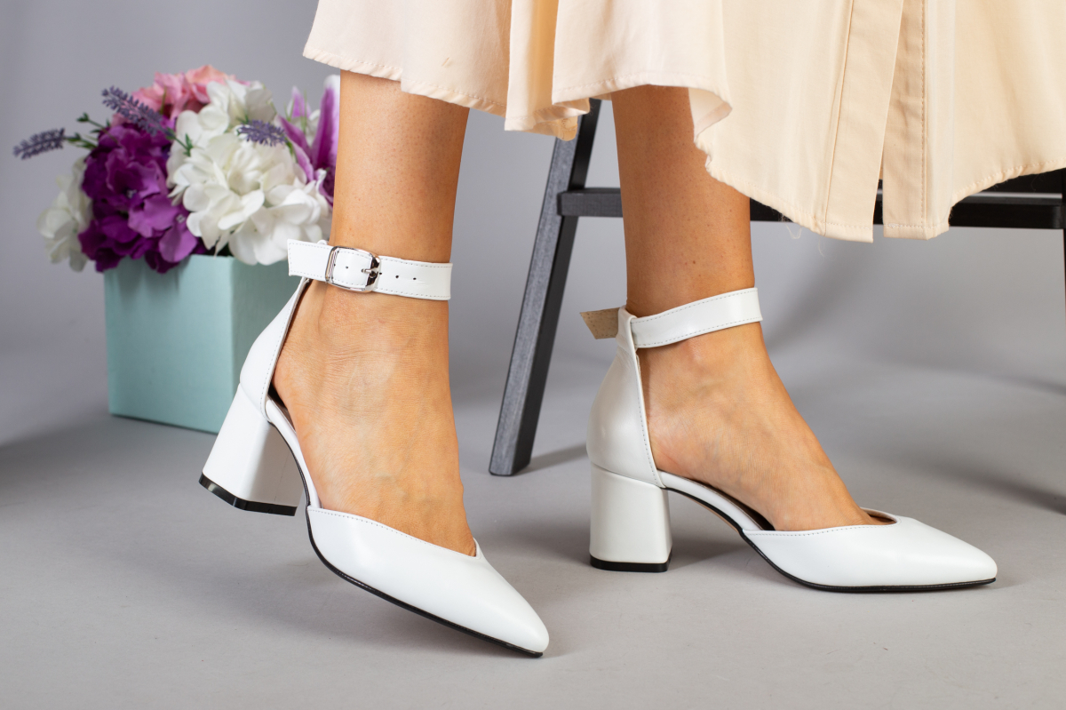 

Женские босоножки на каблуке LuxuryShoes 8914-3/39 Белый