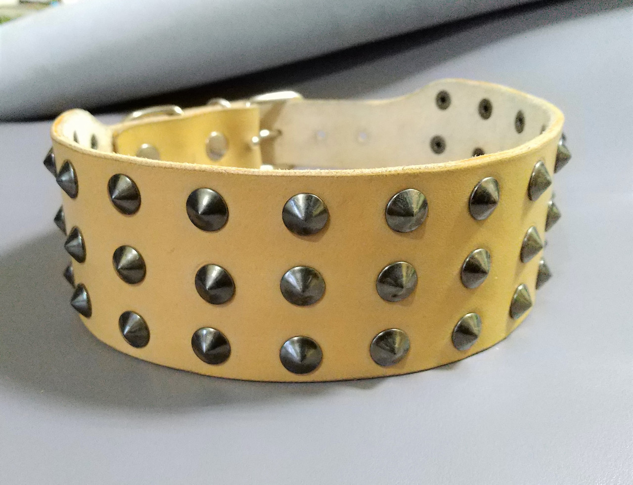

Кожаный ошейник с маленькими шипами Lockdog M (30-44 см) Бежевый 000097552