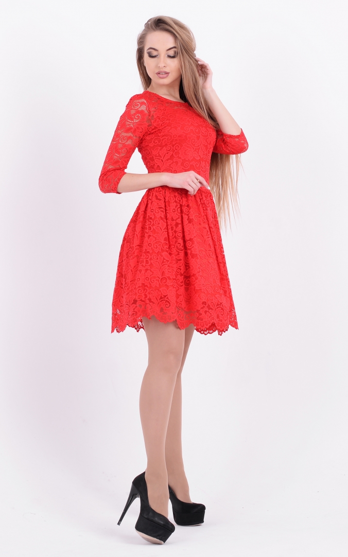 Коктейльное гипюровое платье красного цвета 