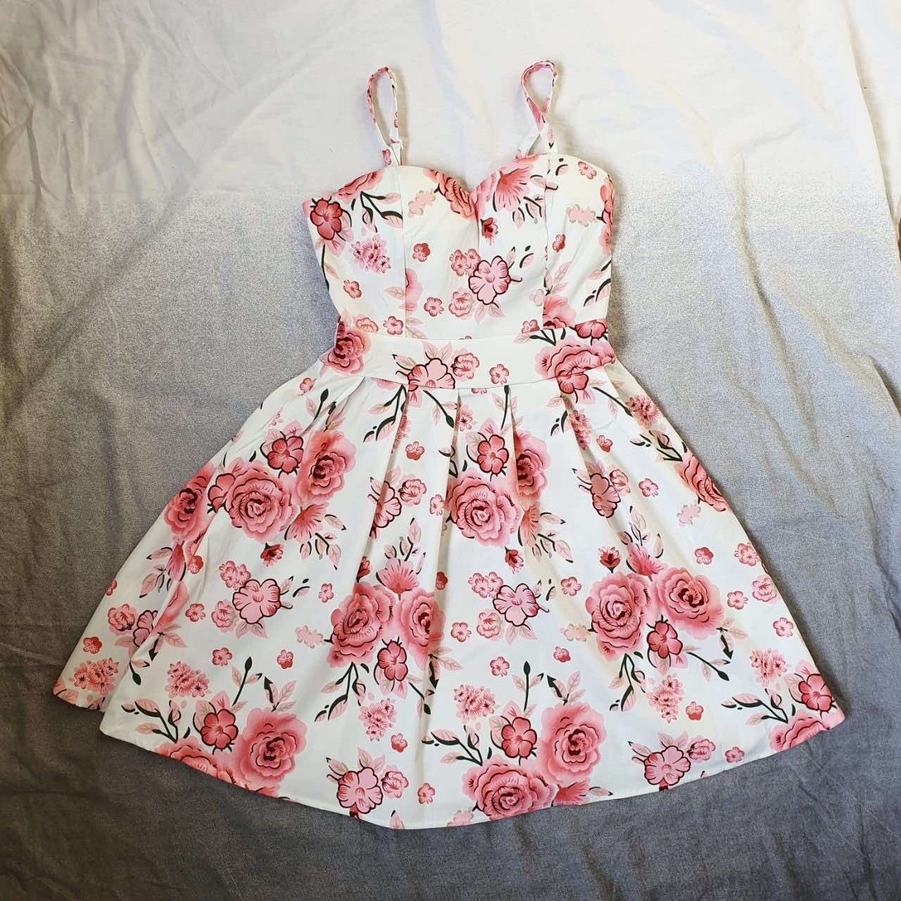 

женский сарафан Babydoll 4059 S белый с цветочным принтом