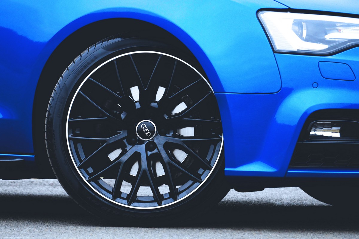 

BeHappy Фотообои: Audi cars-00003 Базальт