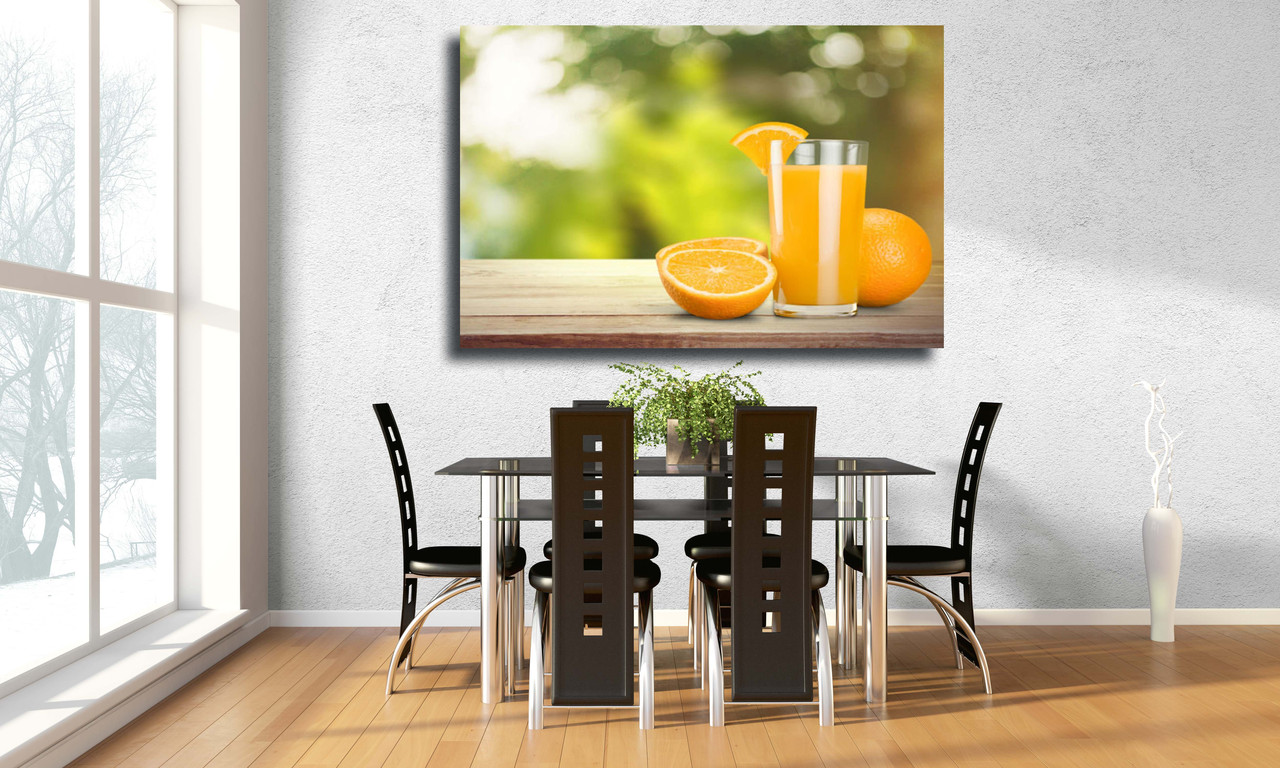 

Картина на холсте Свежевыжатый апельсиновый сок на размытом фоне природы 100х70