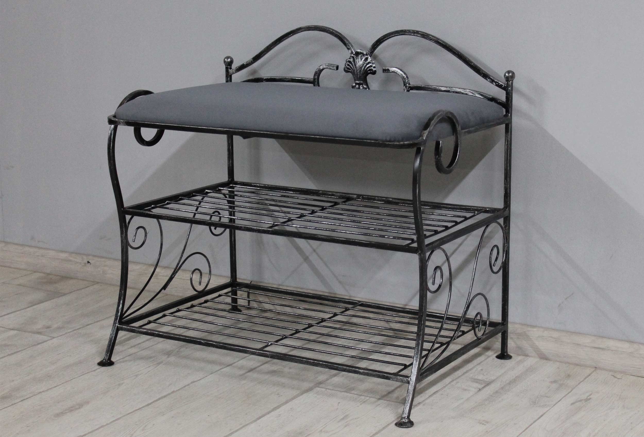 

Банкетка кованая для прихожей, коридора, гостинной или террасы SVL Тим маленькая, серый велюр, каркас черное серебро 0476-04