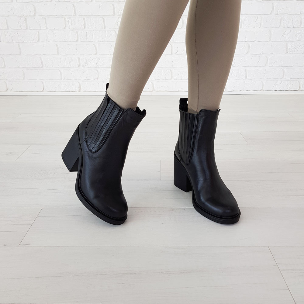 

Ботинки женские Woman's heel 39 черные (О-844)