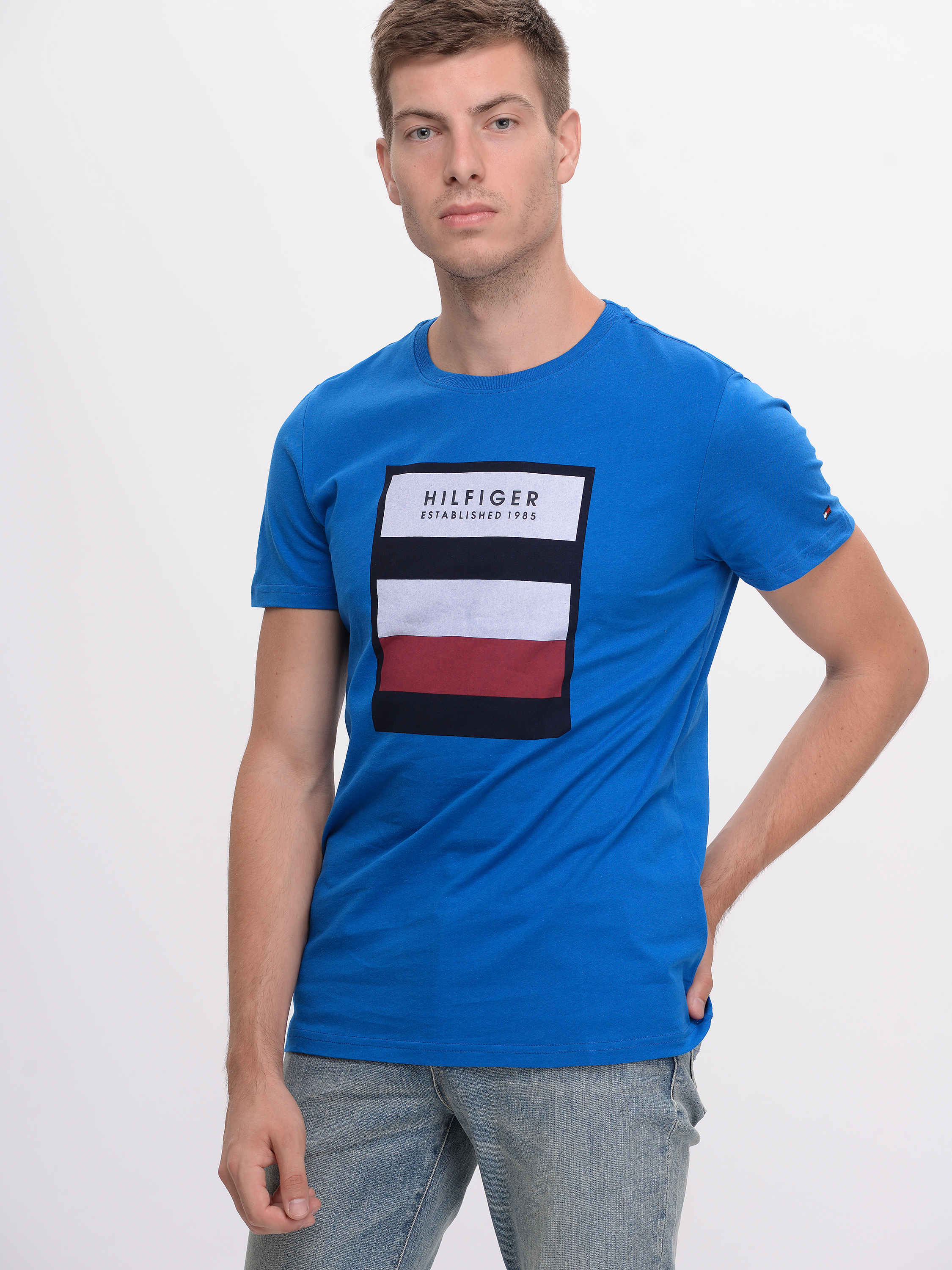 Акція на Футболка Tommy Hilfiger 9512.3 XXL (52) Електрик від Rozetka