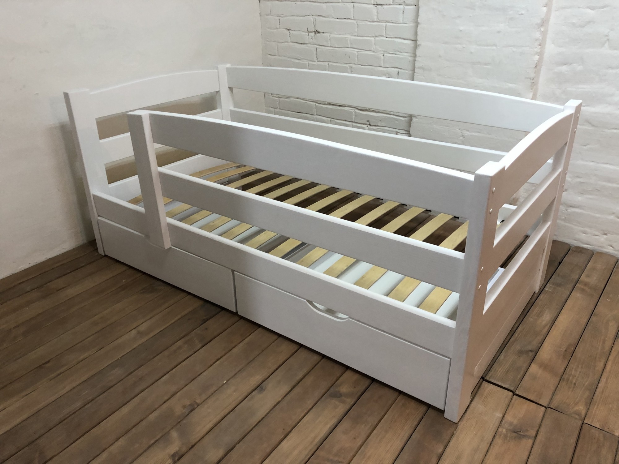 

Детская кроватка WoodHouse Скай 1600х800 с ящиками и удлиненным бортиком белая натуральное дерево