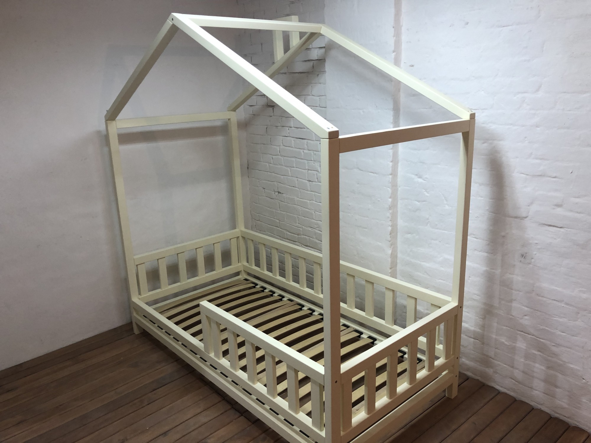 

Кроватка домик WoodHouse 1900x800 с бортиками натуральное дерево цвет лайм