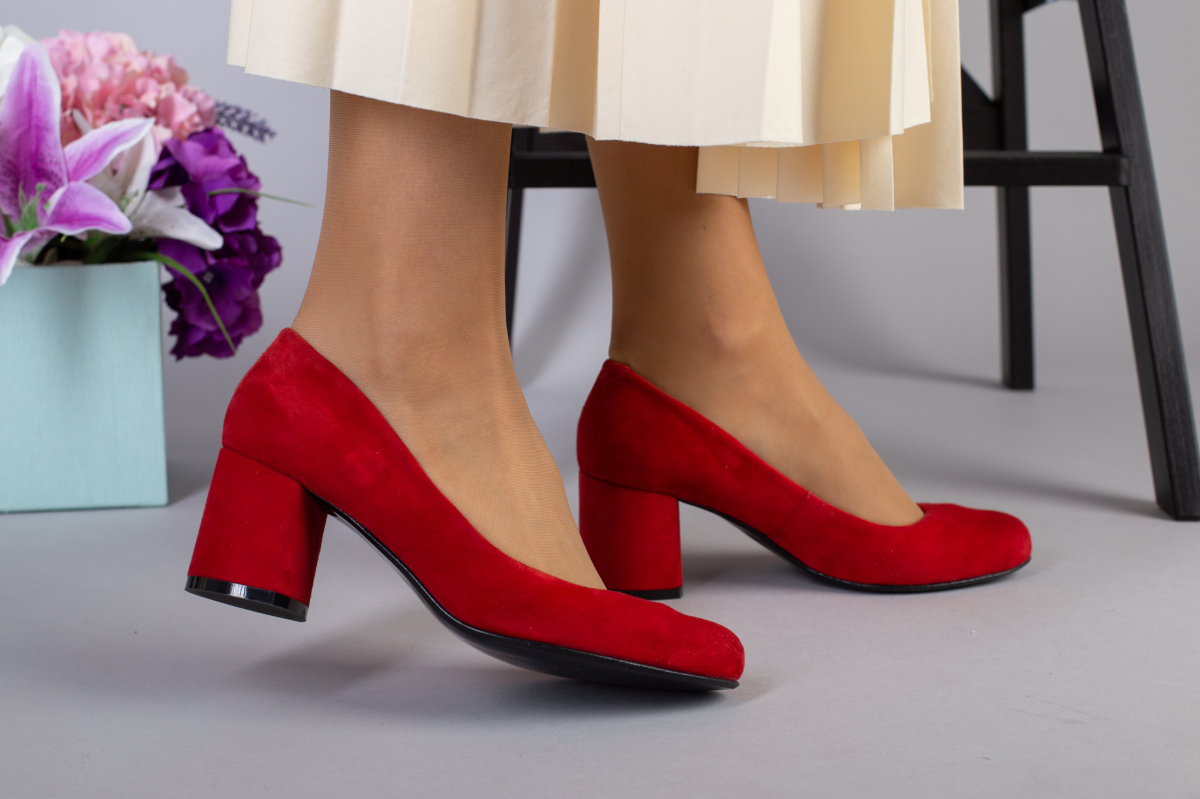 

Туфли женские велюровые на небольшом каблуке LuxuryShoes 4704-1/39 Красные