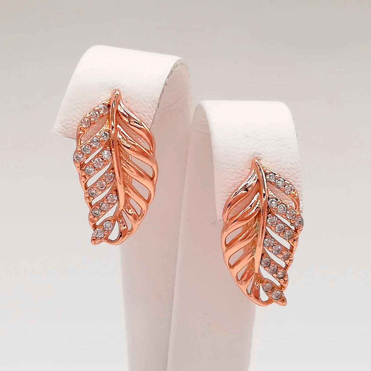 

Серьги Xuping из медицинского золота, белые фианиты, позолота PO, 24674
