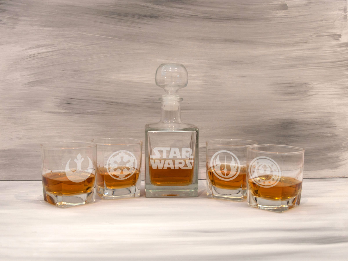

Подарочный набор с символикой Star Wars графин + 4 стакана WOODPRESENT