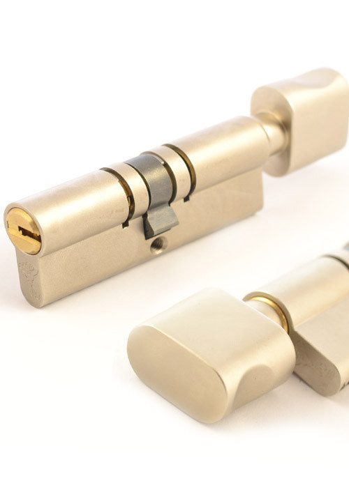 

Цилиндр MUL-T-LOCK 7x7 66 мм ключ/тумблер никель сатин