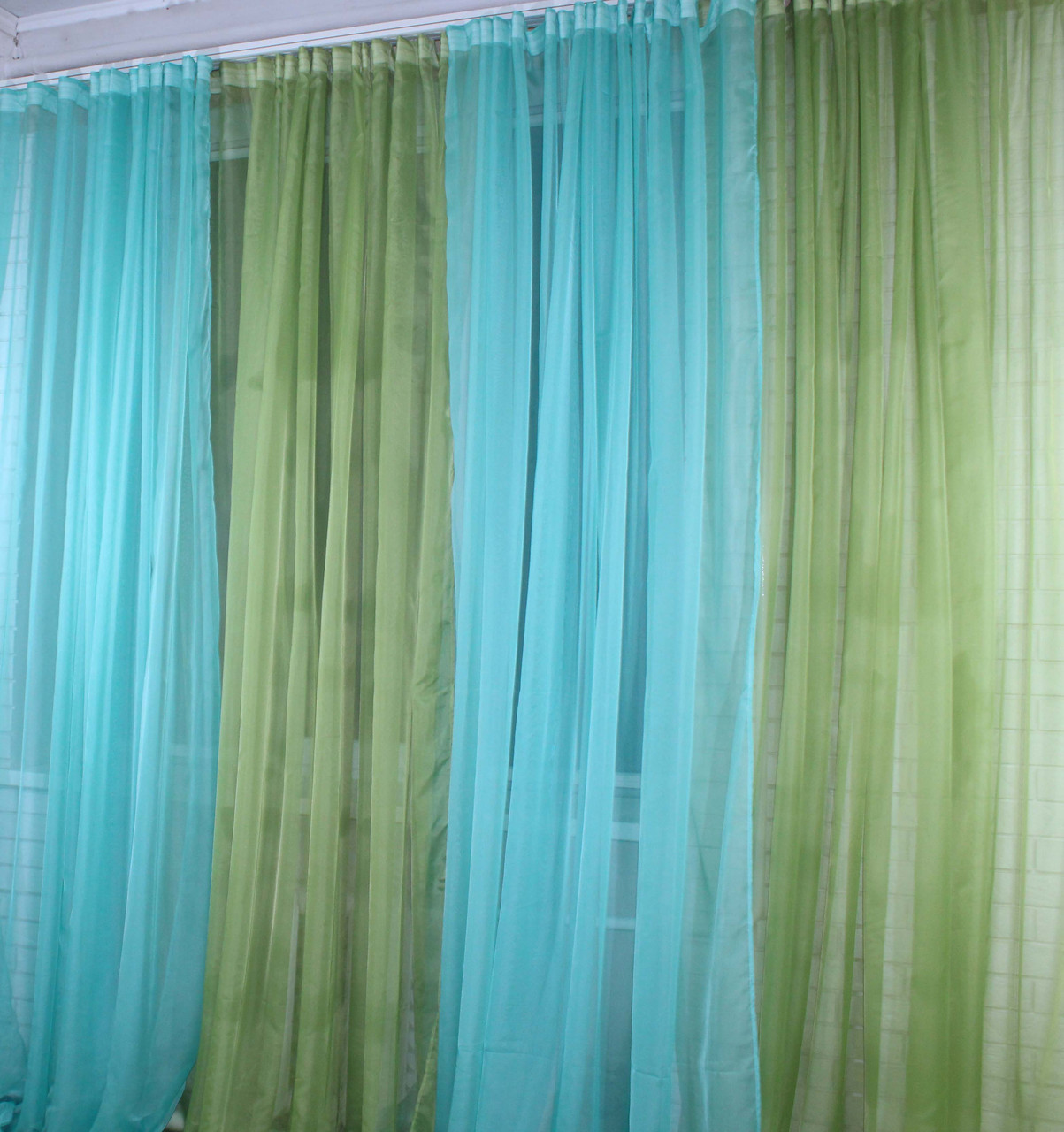 

Декоративная гардина из шифона. Цвет оливковый с бирюзовым. 012дк ширина 4м.