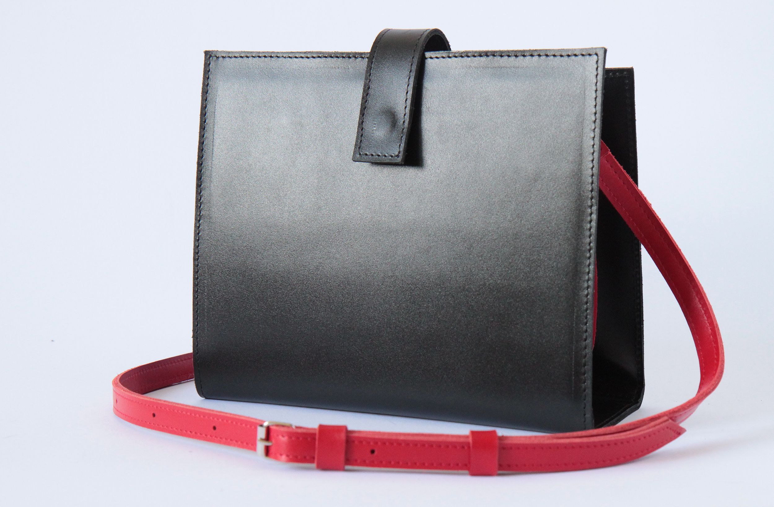 

Сумка Bagster из натуральной кожи ручной работы черная