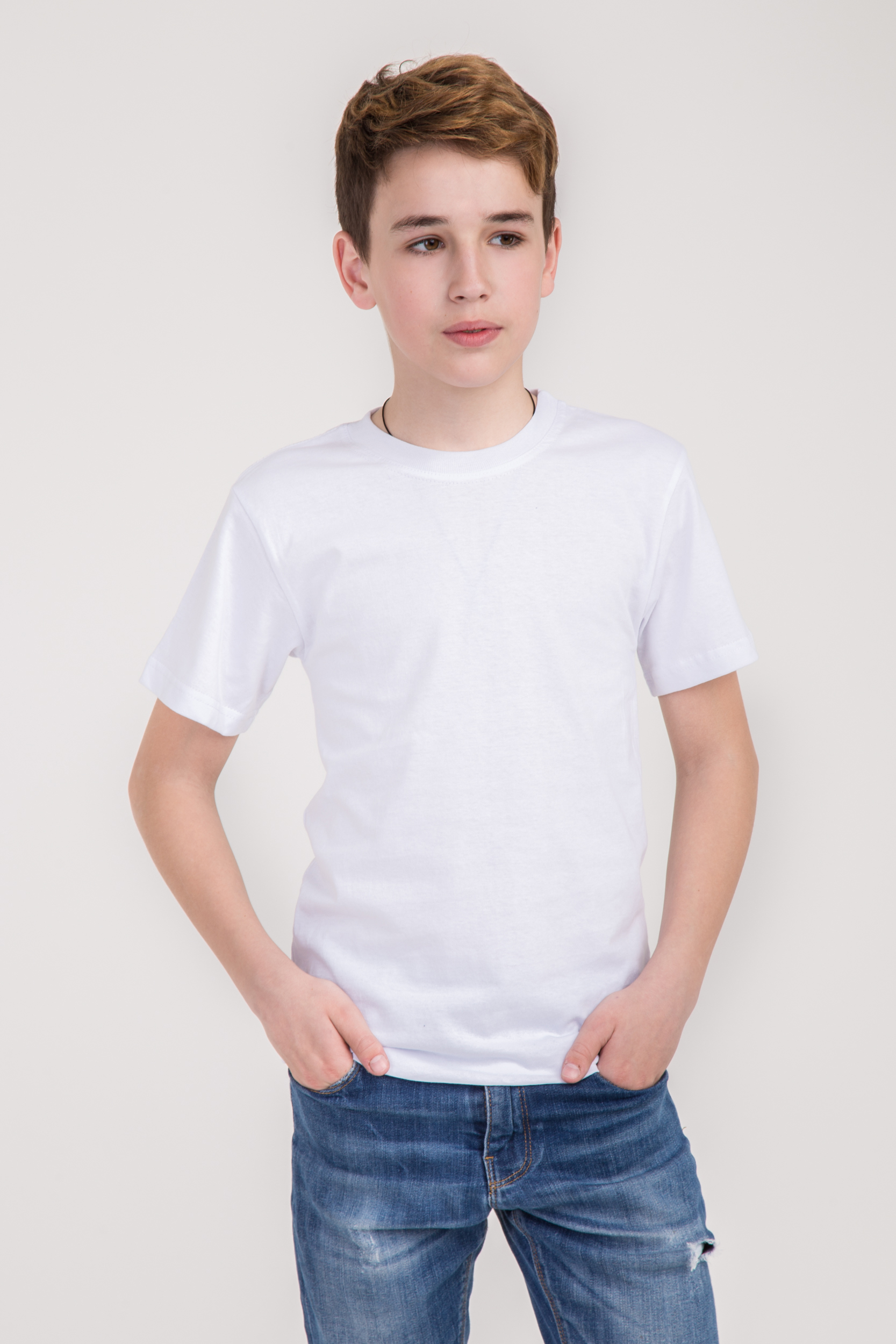 Мальчик в белой футболке