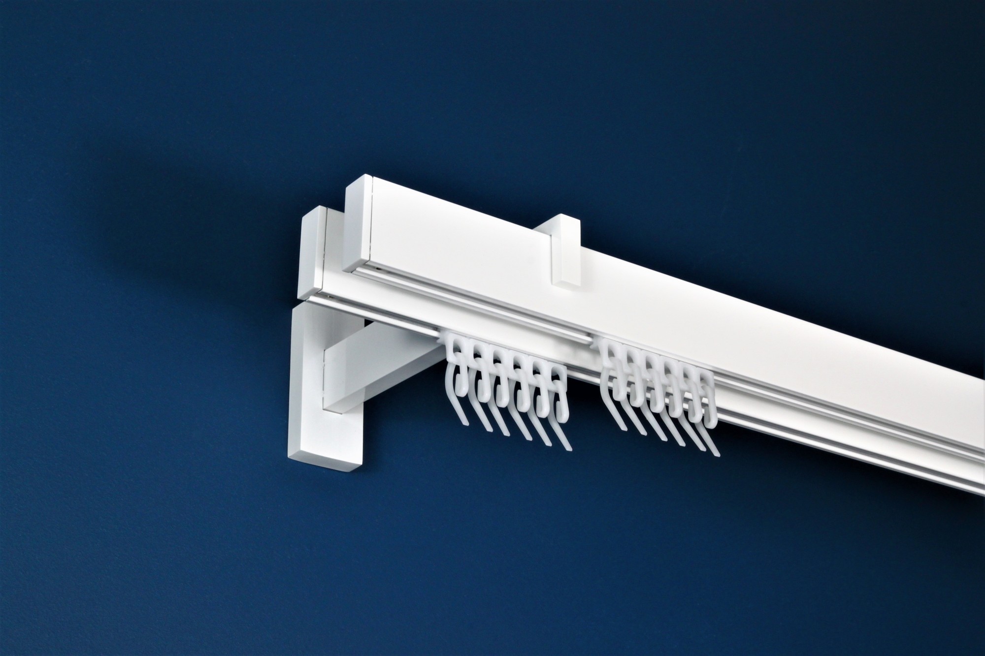 

Карниз настінний 2-рядний Homs Decor Скарлайн 250 см Білий. Кронштейн 18 см. Насадка - заглушка