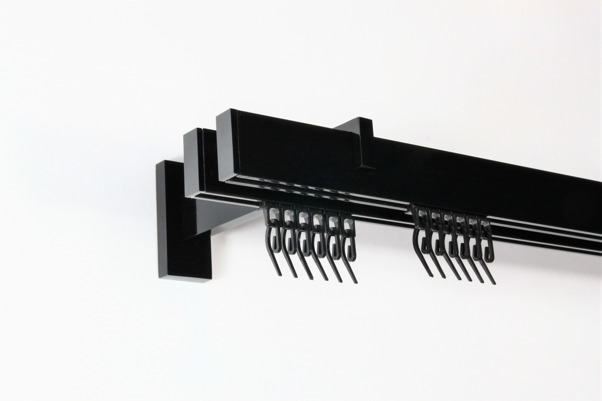 

Карниз настінний 2-рядний Homs Decor Скарлайн 580 см Чорний Мат. Кронштейн 18 см. Насадка - заглушка