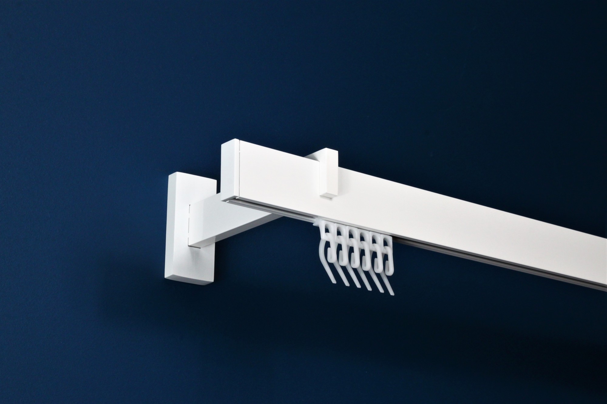 

Карниз настінний 1-рядний Homs Decor Скарлайн 440 см Білий. Кронштейн 15 см. Насадка - заглушка