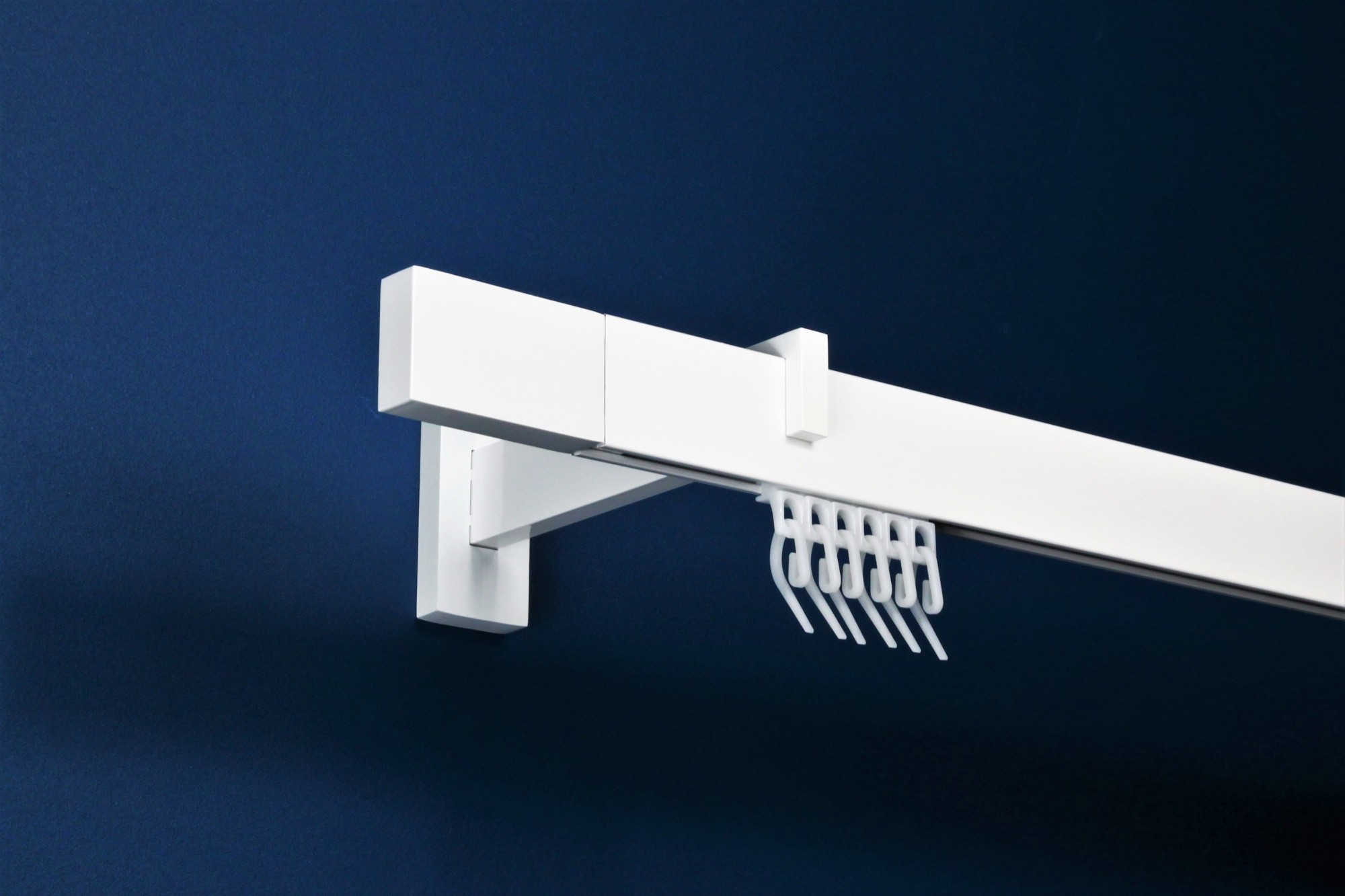 

Карниз настінний 1-рядний Homs Decor Скарлайн 240 см Білий. Кронштейн 15 см. Насадка Квадро