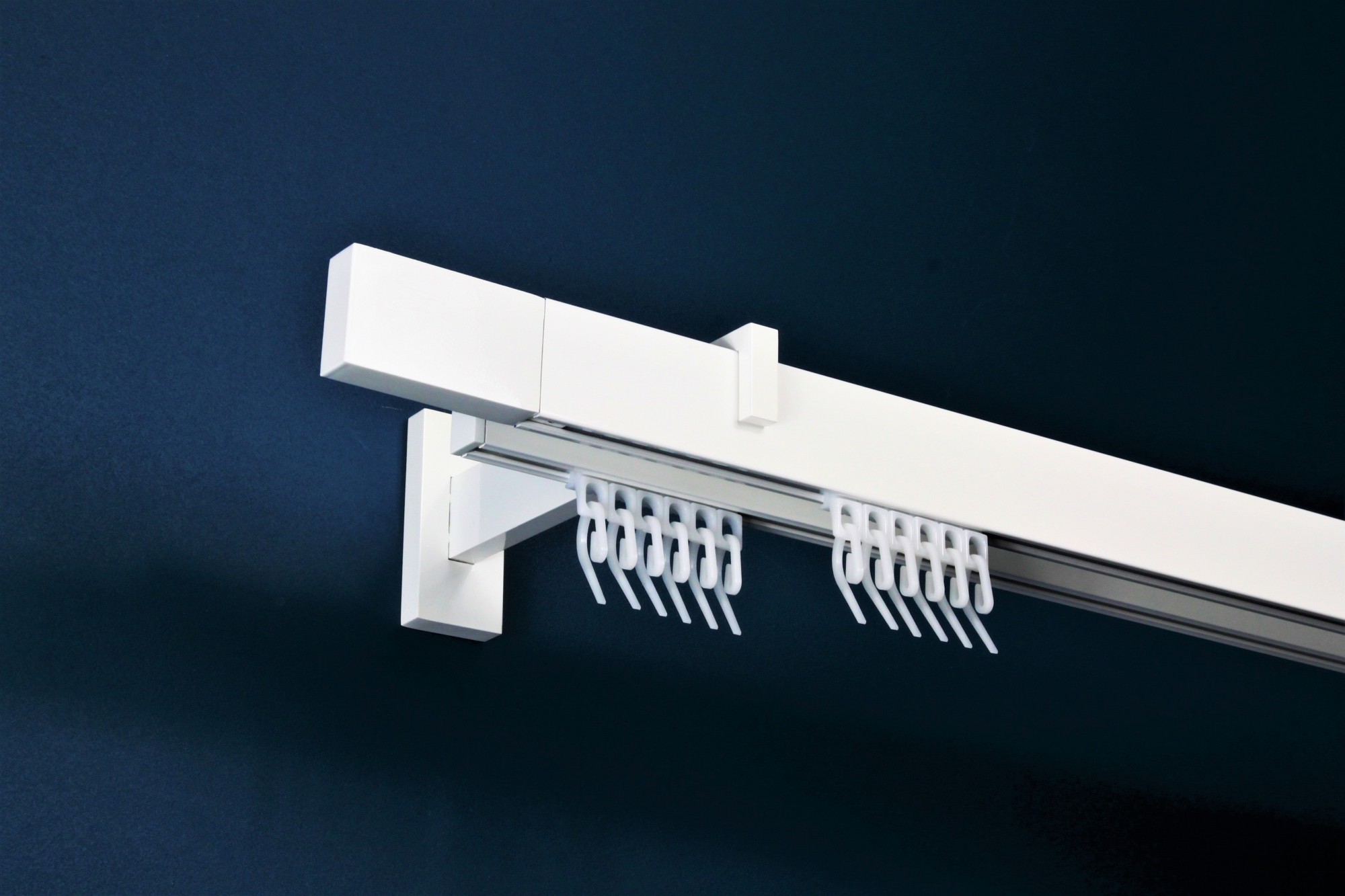 

Карниз настінний 2-рядний Homs Decor Скарлайн 170 см Білий. Кронштейн 18 см. Насадка Квадро