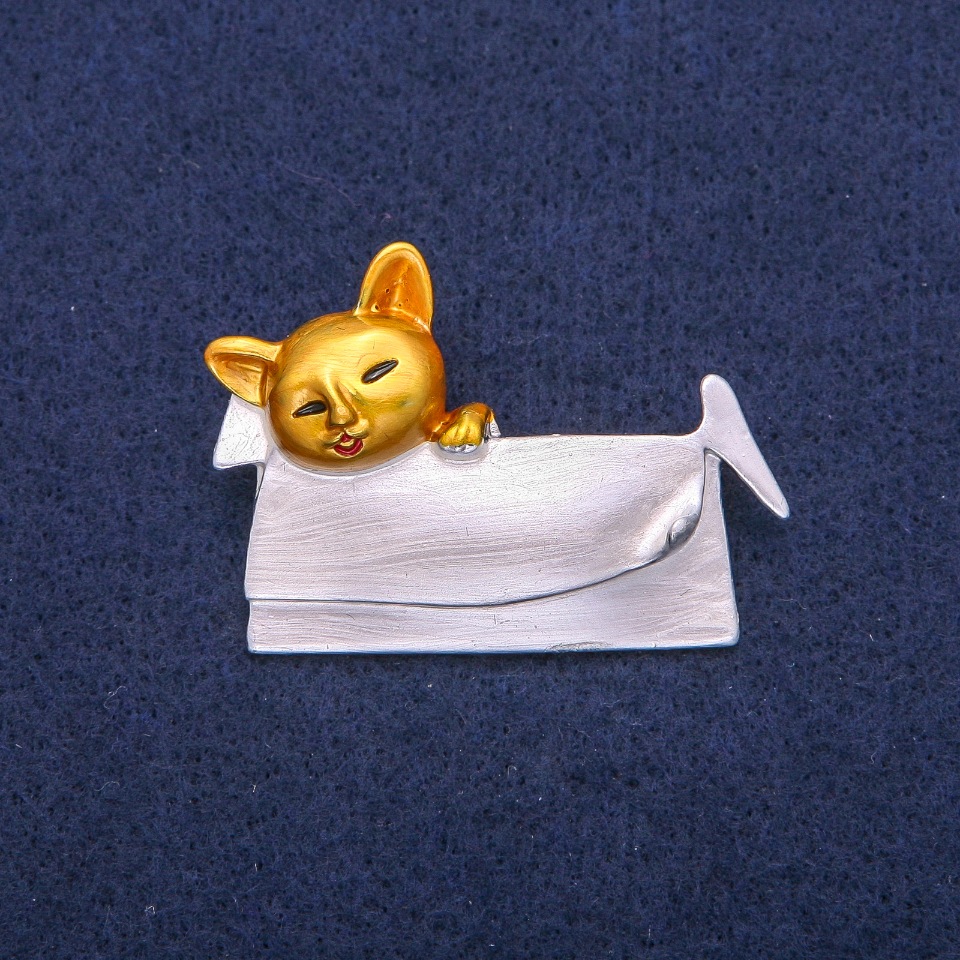 

Брошь Кулон Котик в сумочке с перламутровой и золотистой эмалью, серебристый металл 33х45мм, ida38043