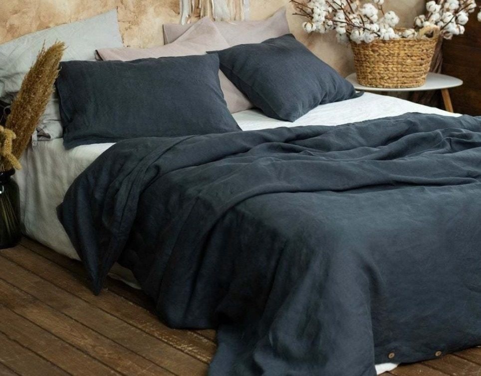 

Комплект постельного белья LinenLove Loft Dark Gray с кокосовыми пуговицами 180х210 см Темно-серый