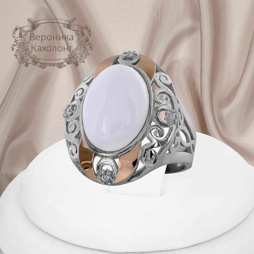 

Женское кольцо из серебра 925 пробы с золотыми пластинами 375 пробы и кахолонгом "Вероника" 19 размер