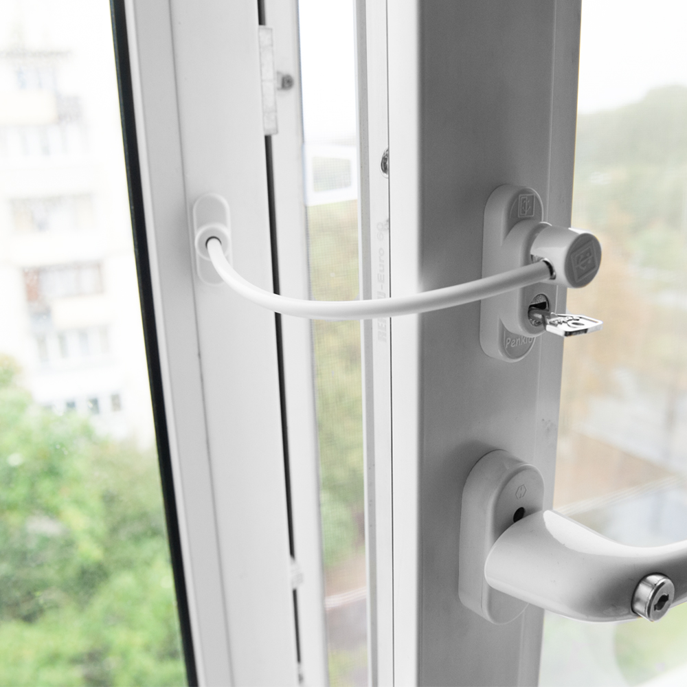 

Замок безопасности на окно с тросом Penkid Safety Lock белый
