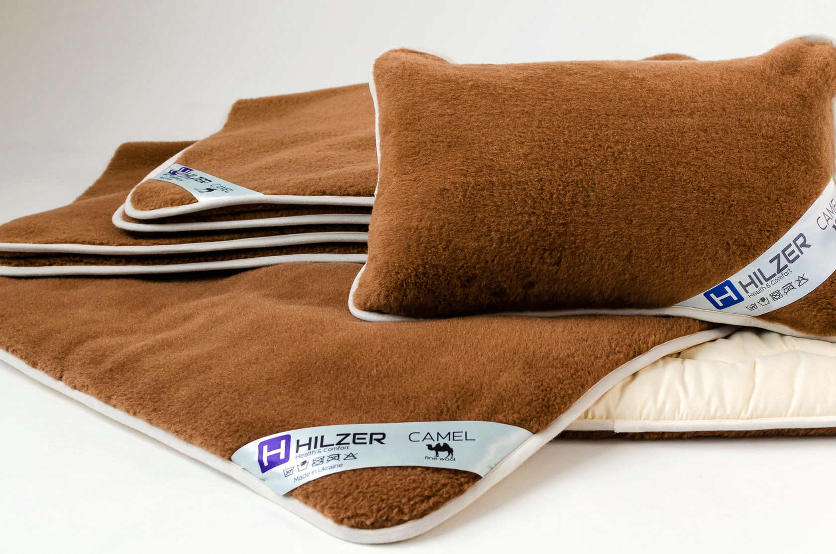 

Комплект HILZER (CAMEL/SATIN) двоспальний (Ковдра 180х200 + Наматрасник 160х200 + Подушка 40х60 2шт) з шерстяного італійського полотна Woolmark