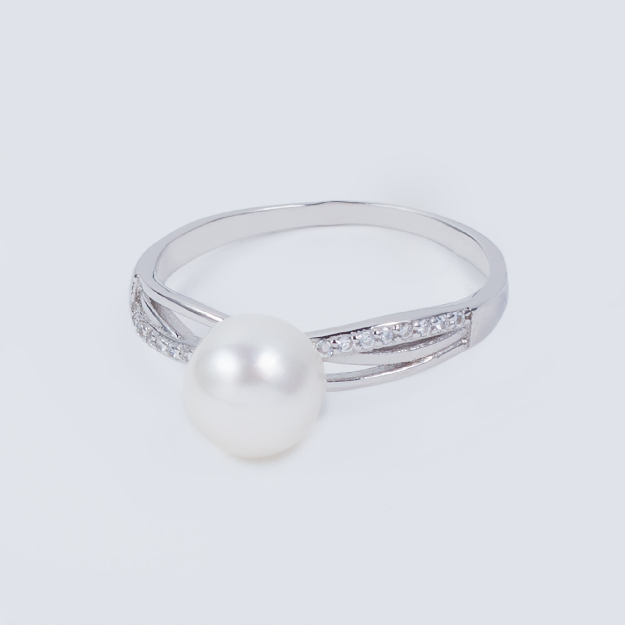 

Каблучка TOP Silver размер 18,0 1,85 г 9510041б